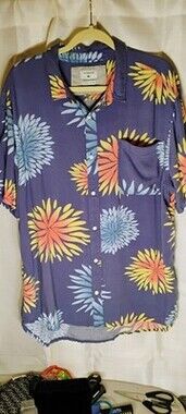 Quick Silver Men's Floral Print Button Down Short Sleeve Shirt